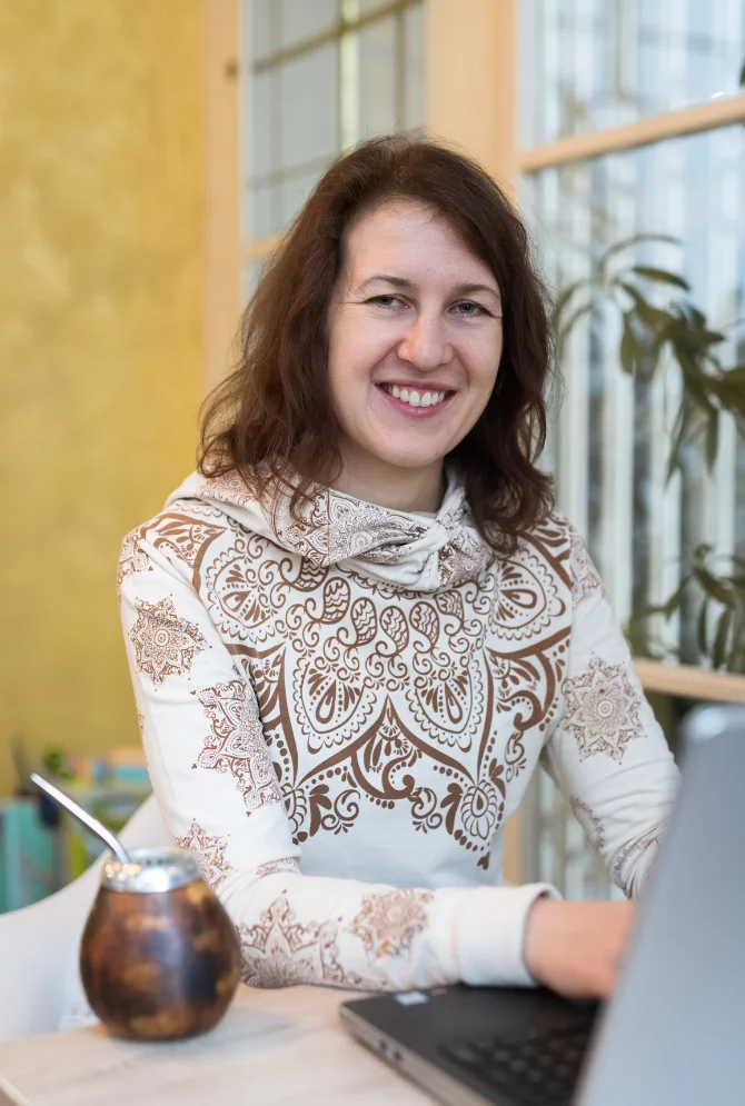 Intenzivní kurz češtiny - lektorka se dívá zpříma do záběru