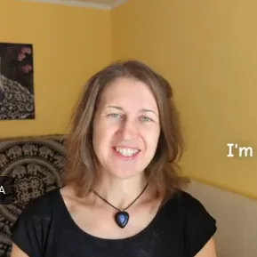 Snímek obrazovky videa, kde lektorka češtiny mluví o svých lekcích