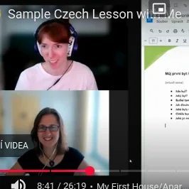 Snímek obrazovky videa, kde lektorka češtiny mluví o svých lekcích