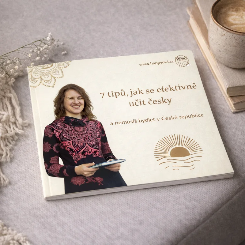 eBook 7 tipů jak se učit česky efektivně v rukou ženy