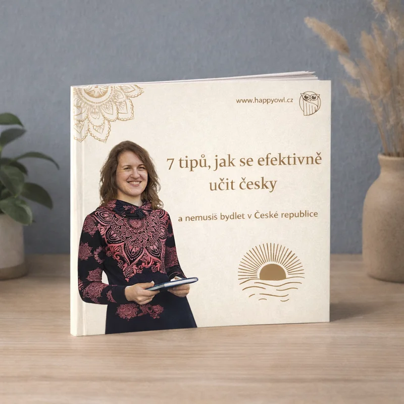 eBook 7 tipů jak se učit česky efektivně v rukou ženy