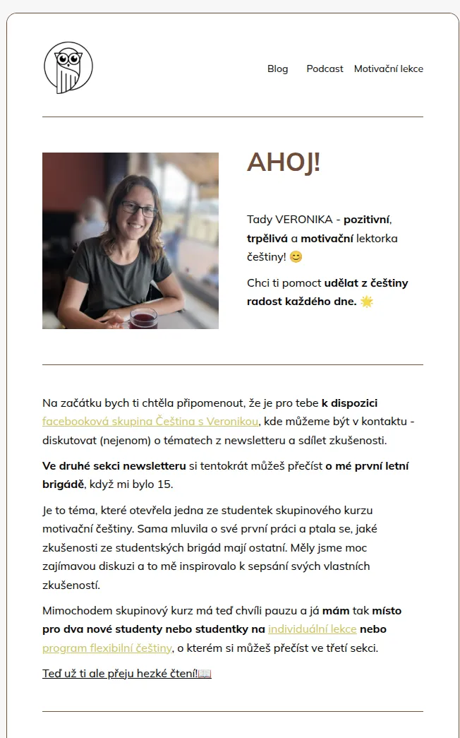 Náhled newsletteru - úvodní část textu s fotkou, kde Veronika, lektorka češtiny, sedí u stolu s úsměvem a sklenicí v ruce