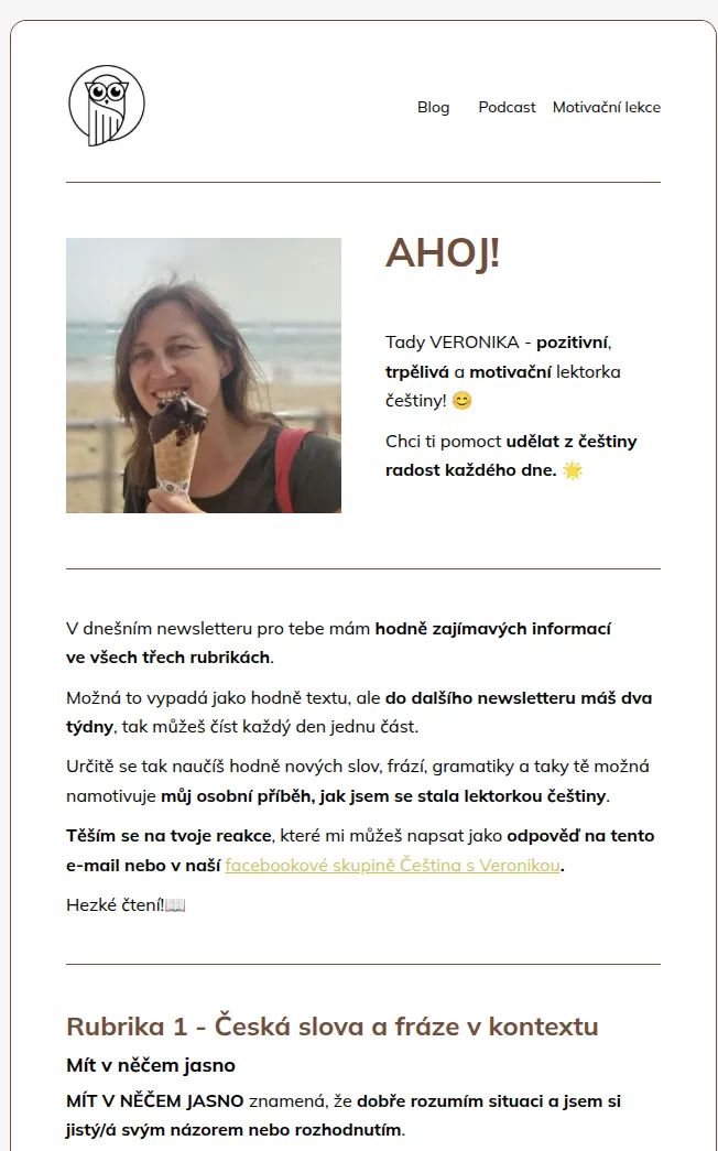 Náhled newsletteru - úvodní část textu s fotkou, kde Veronika jí zmrzlinu na pláži