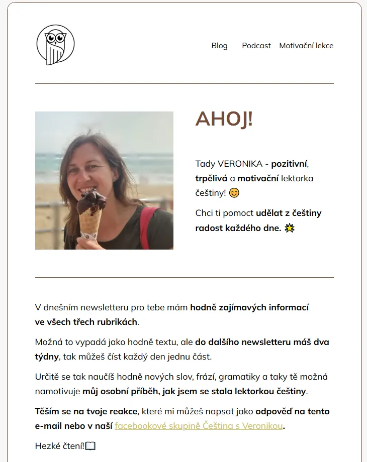 Náhled newsletteru, kde Veronika, lektorka češtiny, jí zmrzlinu na pláži